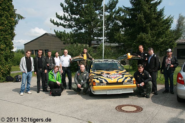 Teilnehmer vor Tiger DeLorean